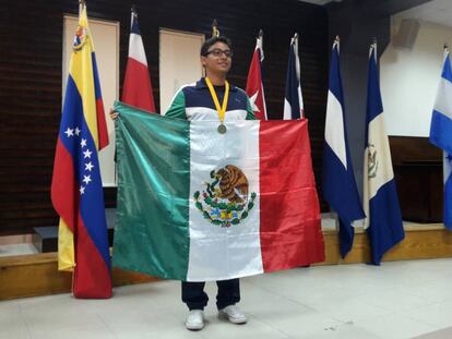 Diego Hinojosa, al ganar la medalla de oro en la Olimpiada Matem&aacute;tica.