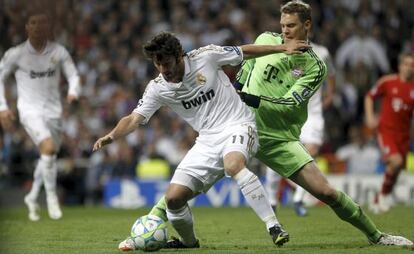 Granero protege el bal&oacute;n ante Neuer