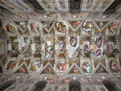 La Capilla Sixtina, pintada por Miguel Ángel, tiene un nuevo sistema de iluminación LE y de aire acondicionado para conservar los frescos. Los 7.000 puntos de luz dejan zonas sin sombra. En la imagen, el techo abovedado de esta obra maestra del Vaticano.