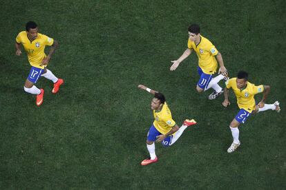 Luiz Gustavo, Neymar, Oscar e Dani Alves comemoram um gol do Brasil.