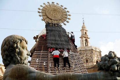 Tres 'vestidors' visten con flores el manto de la Virgen de los Desamparados durante la Ofrenda a la Virgen. “Vamos a echar de menos al público, pero creo que conforme entren en la plaza y vean a la Geperudeta se les va a olvidar todo...”, explica Cristina Estévez, de la Junta Central Fallera (JCF), sobre uno de los actos más emotivos de todo el programa.