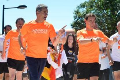 Los candidatos de Ciudadanos Albert Rivera y Toni Cantó en un acto electoral en el Jardín del Turia de Valencia.