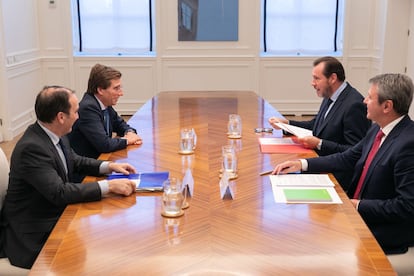 El ministro de Transportes, Óscar Puente (d), y el alcalde de Madrid, José Luis Martínez-Almeida (i), este jueves durante la reunión.