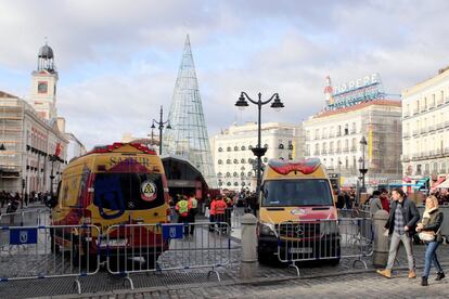 El uso de las cámaras de tráfico y la reducción del aforo en la puerta del Sol (a 20.000 en lugar de 25.000) se suman este año a la prohibición de camiones y la colocación de maceteros para blindar Madrid durante las preúvas, las Campanadas y la San Silvestre. En la imagen, dispositivo del SAMUR en la Puerta del Sol.