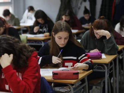 Alumnos del Instituto Fort Pius realizan las pruebas de competencias básicas