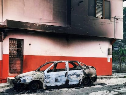Un auto quemado en las calles de Tila, Chiapas, en junio de 2024.