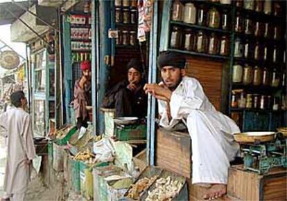 Varios sijs afganos en sus puestos de venta, ayer en Kabul.