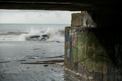 Un cotxe al mar a Vilassar de Mar. 