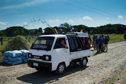 Furgonetas cargadas con familiares de los reclusos llegan a diario a Iwahig. Algunos se quejan de que sus familias no viven en Palawan y no pueden visitarles.