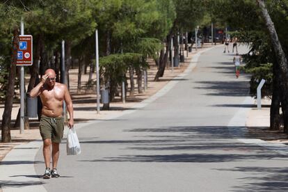 Un viandante paseaba cerca de Madrid Río, el jueves 12 de agosto, en un día de ola de calor.