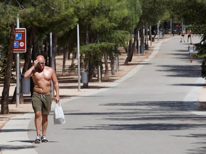 Un viandante paseaba cerca de Madrid Río, el jueves 12 de agosto, en un día de ola de calor.