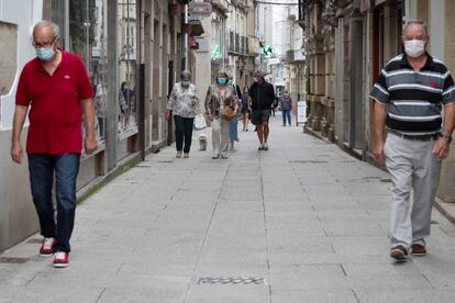 Passers-by in Viveiro, A Mariña on Sunday.