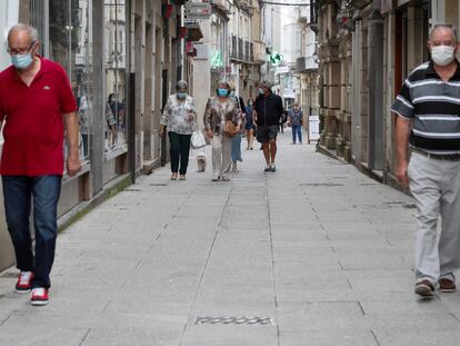 Passers-by in Viveiro, A Mariña on Sunday.