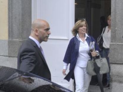 La exconsejera de Presidencia y Justicia, Regina Plañiol, abandona el edificio de la Consejería, tras cesar en el puesto. 