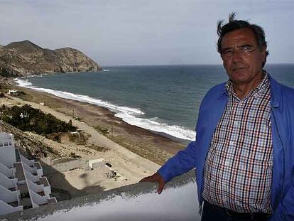 El representante de la promotora Azata del Sol, Antonio Baena, en una terraza del hotel Algarrobico en mayo de 2006.