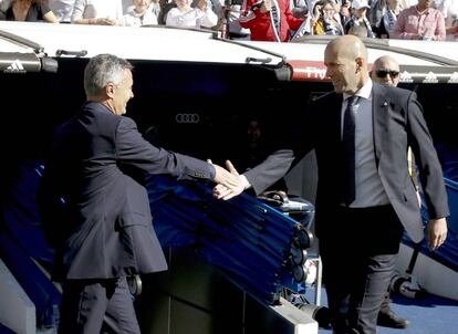 El entrenador del Real Madrid Zinedine Zidane (d) saluda al técnico del Celta de Vigo, Fran Escribá.