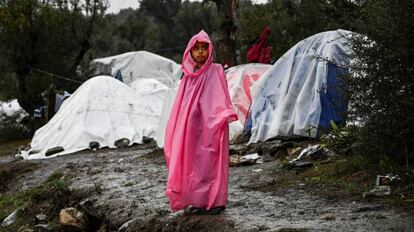 Una niña bajo la lluvia en el campo de refugiados de Moria, en la isla griega de Lesbos, el pasado 26 de noviembre.