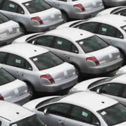 Cientos de coches importados de la firma Citroen permanecen aparcados