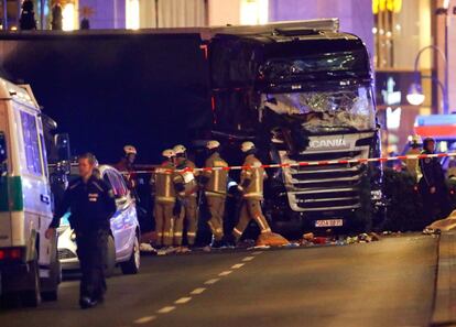 La policía alemana ha detenido a un sospechoso, después de que se diera a la fuga, y ha aclarado que el copiloto murió en el impacto del vehículo, que tenía matrícula polaca.