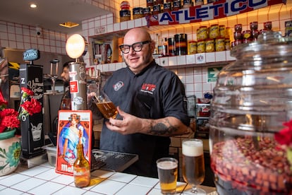 Jesús Pedraza, en la barra de la taberna.
