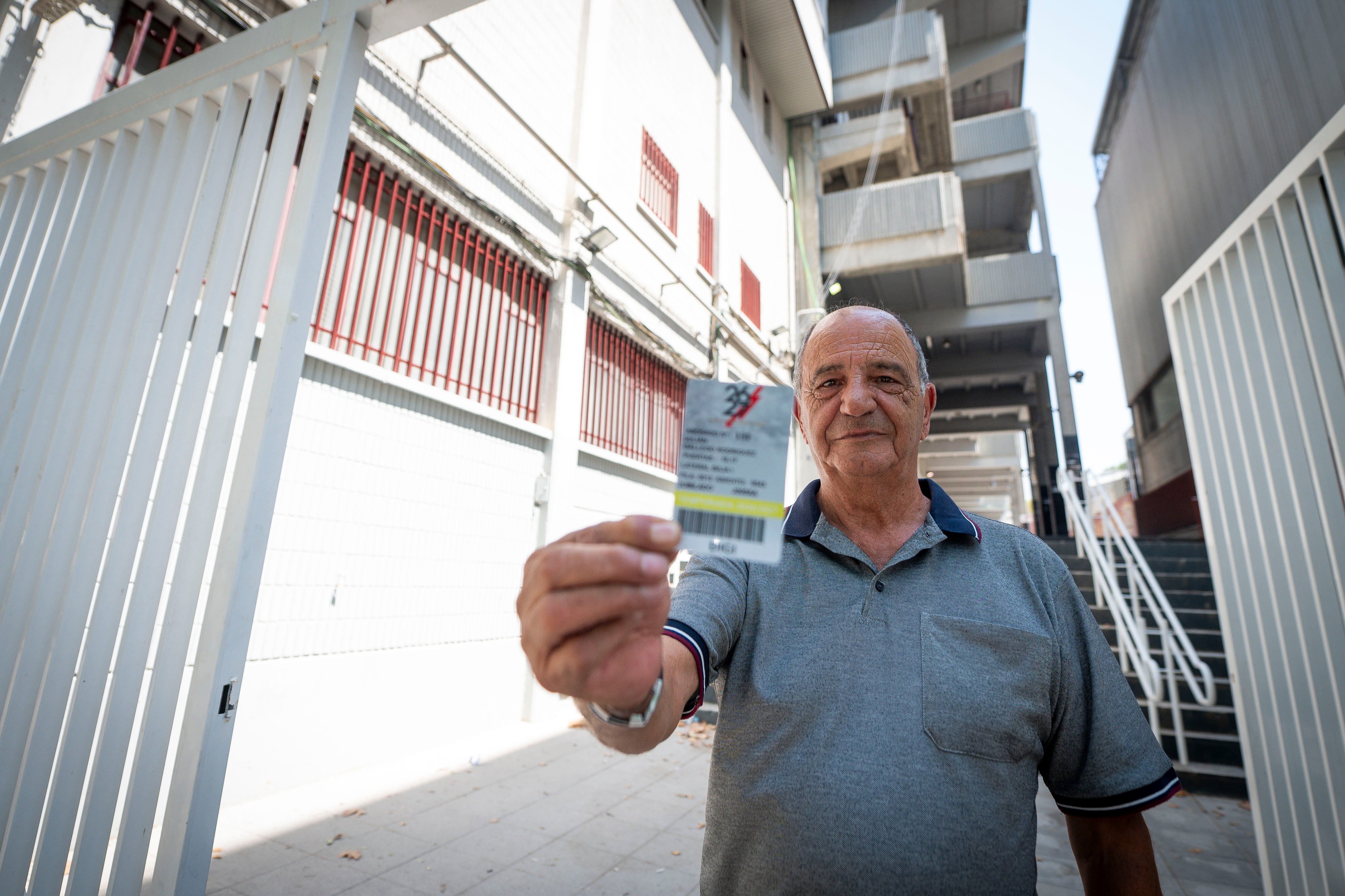 Julián Gallego posa junto a su recién renovado abono, a la entrada del estadio.