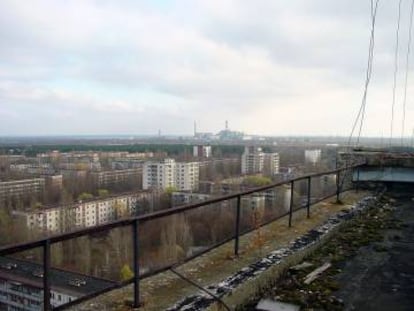 La central de Chernóbil vista desde Prípiat.