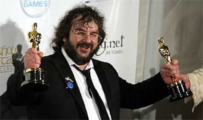 Peter Jackson, director de <i>El retorno del rey,</i> con sus premios de mejor director y mejor película.