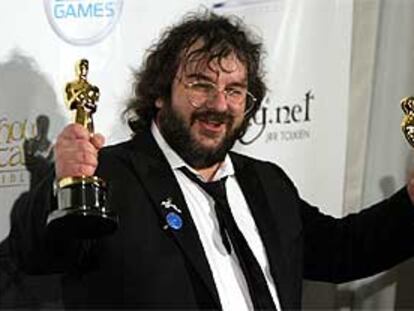 Peter Jackson, director de <i>El retorno del rey,</i> con sus premios de mejor director y mejor película.