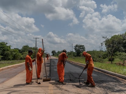 Un grupo de trabajadores repara, en octubre de 2021, el pavimento en uno de los tramos asfaltados de la BR319 para que la vía sea transitable todo el año.