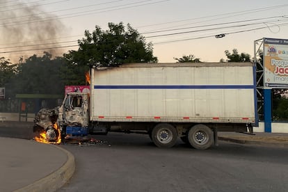 Un camión de carga bloquea una vialidad en la capital sinaloene, después de la recaptura de Ovidio Guzmán.