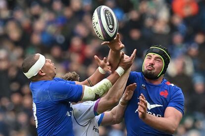 Los franceses, Gael Fickou y Gregory Alldritt, pelean por el balón en el duelo frente a Escocia en el Seis Naciones.