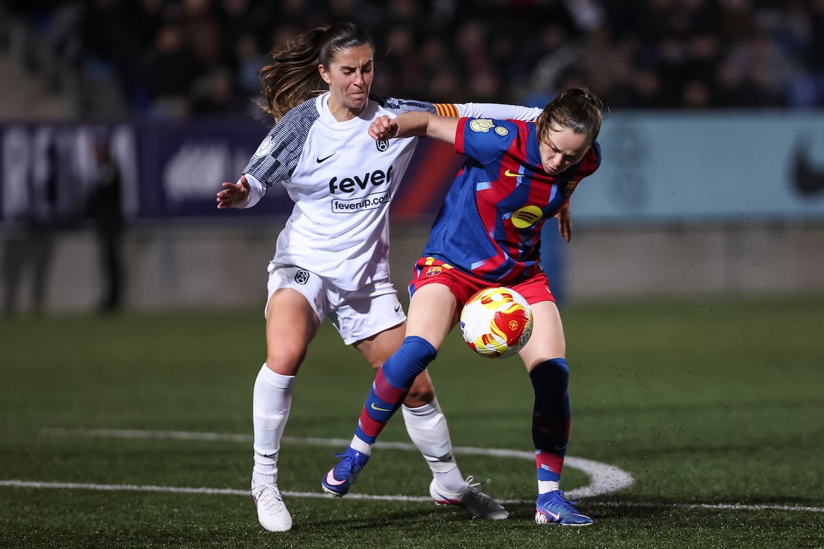 Acción defensiva del Levante Badalona frente al ataque del Barça