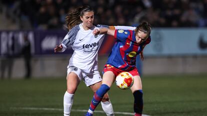 Ewa Pajor y Sonia García luchan por un balón en la ida de las semifinales disputada este jueves en Badalona.