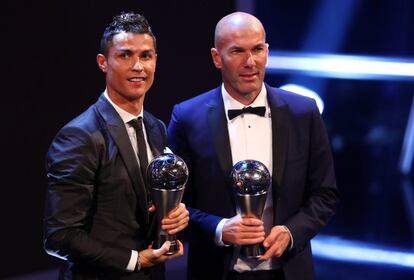 Ronaldo, galardonado como Mejor Jugador, posa con su entrenador Zidane, galarfonado como Mejor Entrenador.