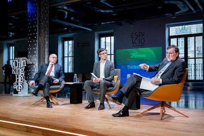 El exsecretario general del PSOE y excomisario de Economía de la UE Joaquín Almunia; el periodista Sandro Pozzi y el expresidente del Gobierno Mariano Rajoy, durante la celebración del 20 aniversario de la consultora Thinking Heads, en la Fundación Espacio Telefónica, a 13 de marzo de 2024, en Madrid.