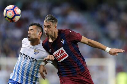 Lejeune (d) pugna con Charles.