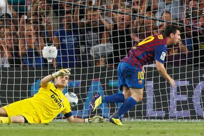 Messi bate a Casillas durante el partido de anoche.