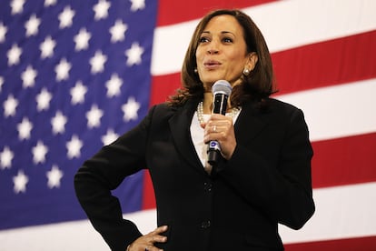 ¿Quién es? Kamala Harris. ¿Cuál es su profesión? Vicepresidenta electa de los Estados Unidos. ¿Por qué ha sido su año? Aunque Joe Biden ostente el privilegio histórico de haber echado a Trump de la Casa Blanca, la verdadera historia a recordar es la de esta fiscal californiana que, hace solo un año, se retiraba de las primarias demócratas tras haber protagonizado una campaña mediocre. 365 días después, no solo se ha convertido en la primera vicepresidenta del país, sino que está mejor situada de lo que ninguna mujer ha estado nunca para, algún día, sustituir al veterano Biden y sentarse en el Despacho Oval.