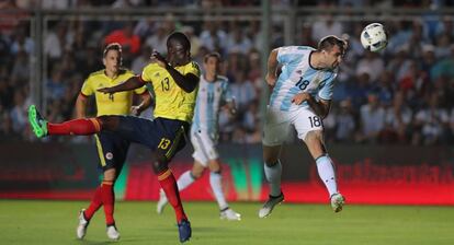 Pratto cabecea y marca el segundo gol ante Colombia.