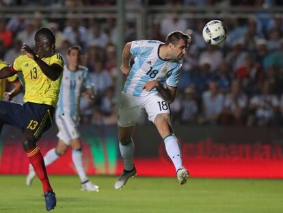 Pratto cabecea y marca el segundo gol ante Colombia.
