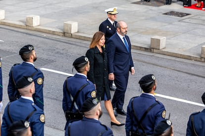 La presidenta del Congreso, Francina Armengol, y el presidente del Senado, Pedro Rolln, durante la celebracin del Da de la Constitucin en el exterior del Congreso de los Diputados.