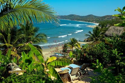 En una punta de la Bahía de Banderas, con el mar Pacífico de telón generoso de pesca y aventuras, Sayulita es el paraíso del coco, durante larga época en bonanza por su aceite y hoy convertido en el paraíso de las olas perfectas que según la leyenda son peinadas en ritmo por las manos de los dioses del mar.