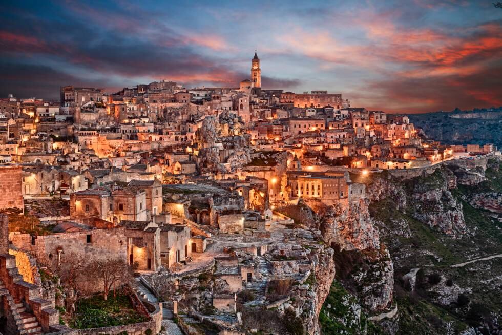 Vista de la ciudad italiana de Matera, al sur del país, al atardecer.