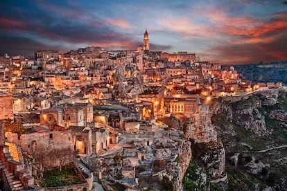 Vista de la ciudad italiana de Matera, al sur del país, al atardecer.