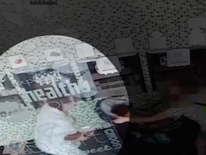 La policía de California busca a mujer por toser adrede sobre un bebé en plena pandemia de la covid-19