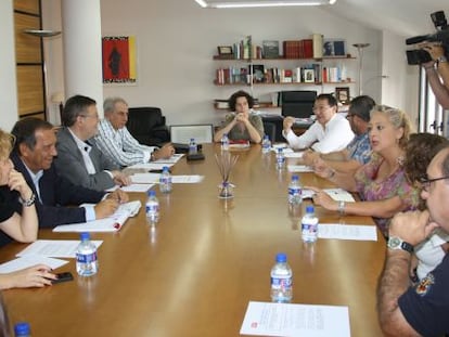 Dirigentes socialistas con representantes de la confederaci&oacute;n Gonzalo Anaya y del Ayuntamiento de Almenara.