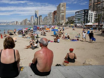 Turistas en una playa de Benidorm (Alicante). 