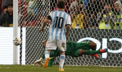 Jefferson detiene el lanzamiento de penalti de Messi