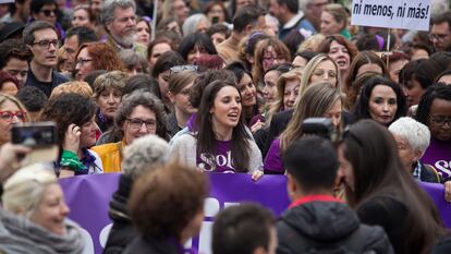 La ministra de igualdad, Irene Montero (centro) durante la manifestación del 8-M.  Santi Burgos