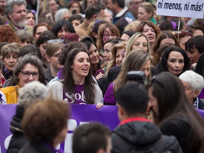 La ministra de igualdad, Irene Montero (centro) durante la manifestación del 8-M.  Santi Burgos